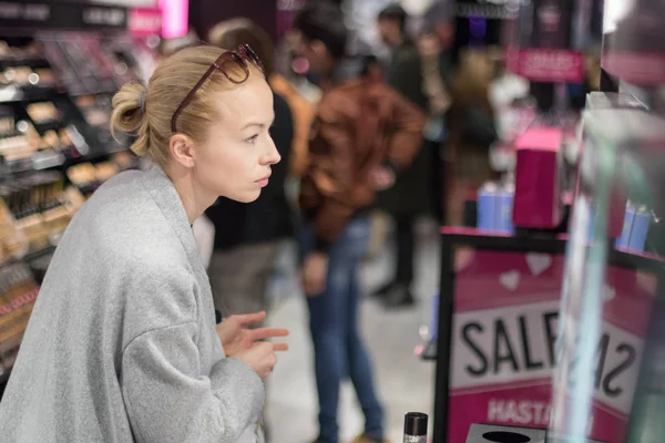 Kvinnor köper och testar kosmetika i en skönhetsbutik — Stockfoto