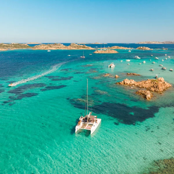 Drone vista aérea de catamarán velero en el archipiélago de Maddalena, Cerdeña, Italia . — Foto de Stock