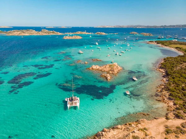 DRONY pohled katamarán plachetnice v souostroví Maddalena, Sardinie, Itálie. — Stock fotografie