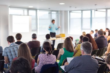 İş konferansında konuşmacı sunum yapıyor.