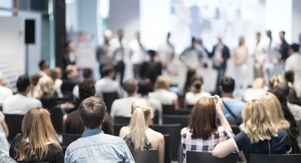 Unga affärsteam får pris vid bästa tävling i företagsprojekt. — Stockfoto