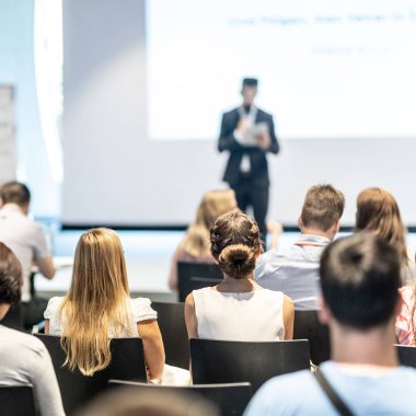 Erkek iş konuşmacısı iş konferansında bir konuşma yapıyor.