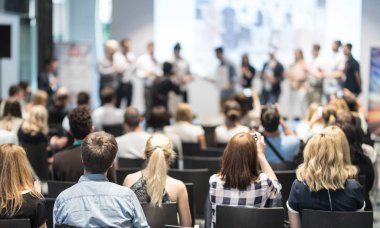 Genç iş ekibi en iyi iş projesi yarışmasında ödül aldı.