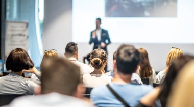 Erkek iş konuşmacısı iş konferansında bir konuşma yapıyor.