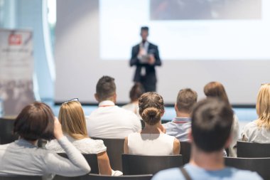 Erkek iş konuşmacısı iş konferansında bir konuşma yapıyor.