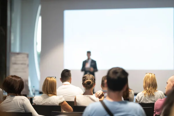 Männlicher Unternehmenssprecher hält einen Vortrag auf einer Konferenz. — Stockfoto