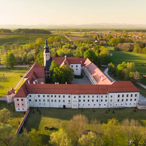 Vue aérienne du monastère cistercien Kostanjevica na Krki, nommé chaleureusement Château Kostanjevica, Slovénie, Europe — Photo