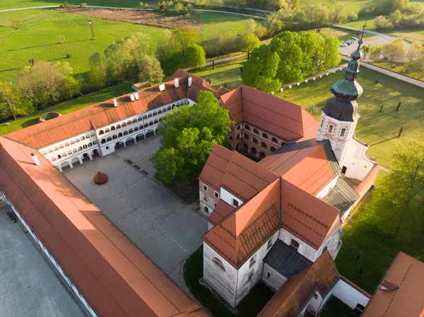Widok z lotu ptaka na klasztor cystersów Kostanjevica na Krki, domowo mianowany na zamek Kostanjevica, Słowenia, Europa — Zdjęcie stockowe