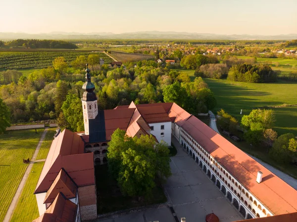 Luftaufnahme des Zisterzienserklosters Kostanjevica na Krki, heimelig eingerichtet als Burg Kostanjevica, Slowenien, Europa — Stockfoto