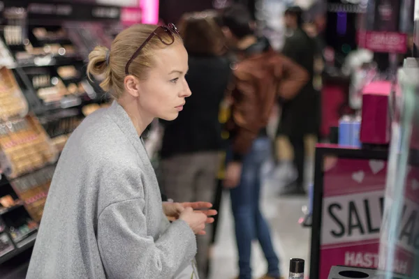 Жінки купують і тестують косметику в магазині краси — стокове фото
