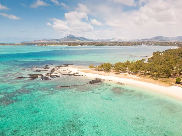 Luchtfoto van het prachtige tropische strand met turquoise zee. Tropische vakantieparadijs bestemming van deAU Douce en Ile aux Cerfs Mauritius — Stockfoto