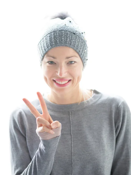 Primer plano retrato de mujer alegre caucásica, gesto de paz signo y sonrisas — Foto de Stock