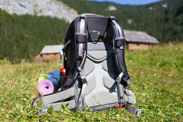 Rucksack und Yogamatten auf der Bergwiese. — Stockfoto