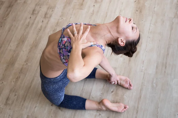 Fit sporty active girl in fashion sportswear doing yoga fitness exercise in yoga studio. Active urban lifestyle. — Stock Photo, Image