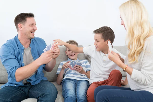 Jovem família feliz jogando jogo de cartas em casa. — Fotografia de Stock