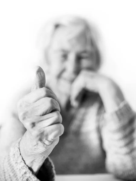 Szczęśliwy 96 lat stary Starsza kobieta dając kciuka w górę i patrząc na kamerę. — Zdjęcie stockowe