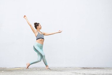 Gri duvar, açık spor, kentsel tarzı önünde Yoga fitness egzersiz yapıyor moda spor spor aktif kız fit