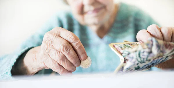 Szczegółowe zdjęcie zbliżenie nierozpoznawalnych starszych womans ręce licząc Pozostałe monety z emerytury w portfelu po opłaceniu rachunków. — Zdjęcie stockowe