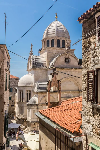 Hırvatistan, Sibenik kenti, eski kent merkezi ve St James katedralinin panoramik manzarası, Hırvatistan 'daki Rönesans döneminin en önemli mimari eseri olan UNESCO Dünya Mirası — Stok fotoğraf