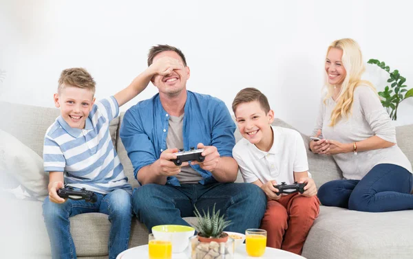 Felice giovane famiglia che gioca videogame in TV . — Foto Stock