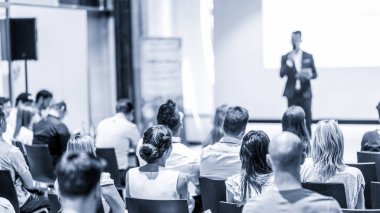 Erkek iş konuşmacısı iş konferansında bir konuşma yapıyor.