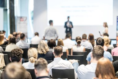 Erkek iş konuşmacısı iş konferansında bir konuşma yapıyor.