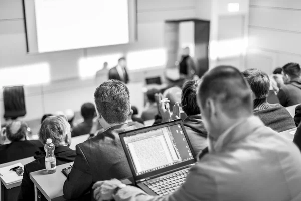 Ponente de negocios dando una charla en un evento de conferencia de negocios. — Foto de Stock