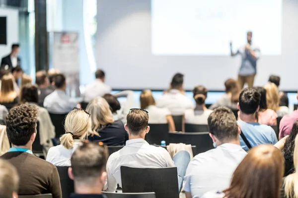 Männlicher Unternehmenssprecher hält einen Vortrag auf einer Konferenz. — Stockfoto