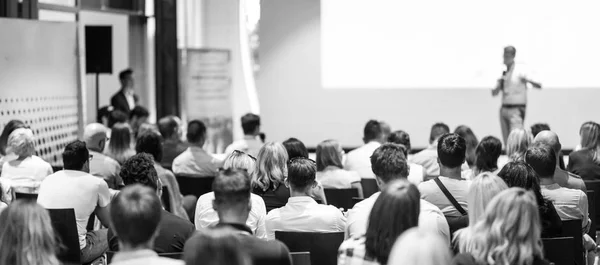 Männlicher Unternehmenssprecher hält einen Vortrag auf einer Konferenz. — Stockfoto