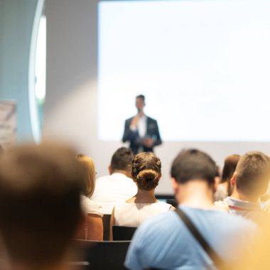 Erkek iş konuşmacısı iş konferansında bir konuşma yapıyor.