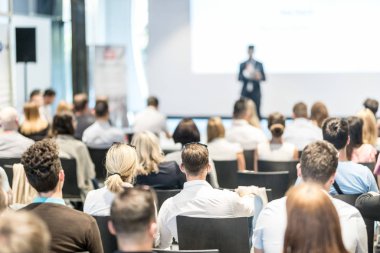 Erkek iş konuşmacısı iş konferansında bir konuşma yapıyor.