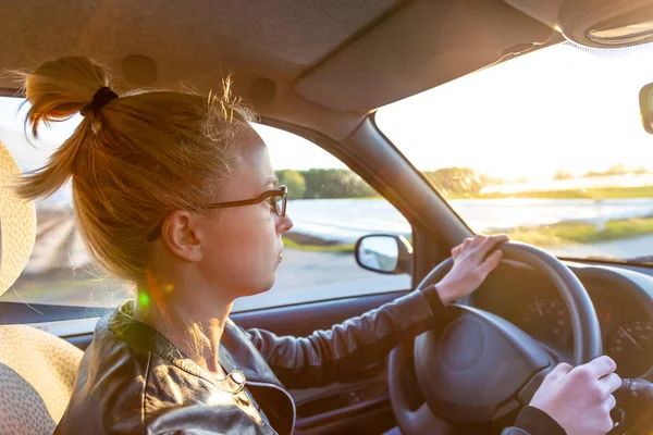 Mulher caucasiana casual dirigindo carro de passageiros para uma viagem no campo . — Fotografia de Stock