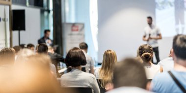 Erkek iş konuşmacısı iş konferansında bir konuşma yapıyor.