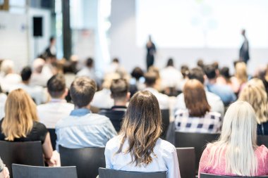 Erkek iş konuşmacısı iş konferansında bir konuşma yapıyor.