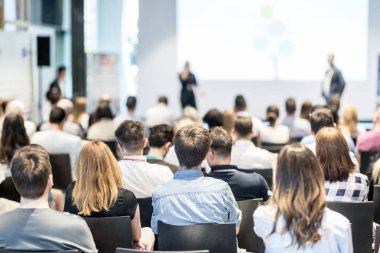 Erkek iş konuşmacısı iş konferansında bir konuşma yapıyor.