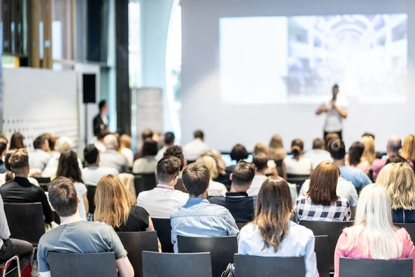 Parlante d'affari maschile che tiene un discorso all'evento della conferenza d'affari. — Foto Stock