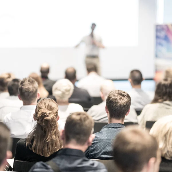 Männlicher Unternehmenssprecher hält einen Vortrag auf einer Konferenz. — Stockfoto