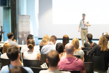 Erkek iş konuşmacısı iş konferansında bir konuşma yapıyor.
