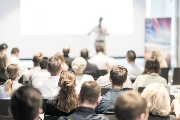Männlicher Unternehmenssprecher hält einen Vortrag auf einer Konferenz. — Stockfoto