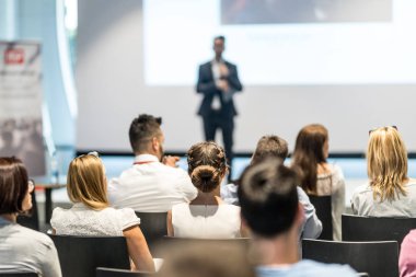Erkek iş konuşmacısı iş konferansında bir konuşma yapıyor.