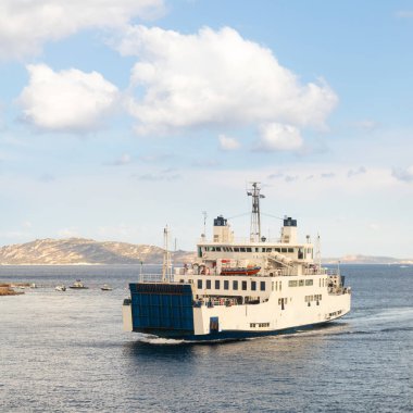 Feribot Tekne gemi yelken Palau ve La Maddalena şehir arasında Sardunya, İtalya.