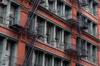 new York'ta bir apartman binası yangın çıkışı