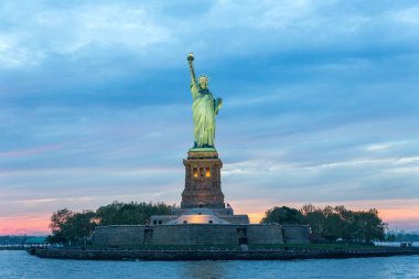 Akşam karanlığında Özgürlük Anıtı, New York, ABD