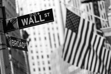 Wall street işaret New York'ta Amerikan bayrakları ve New York Stock Exchange arka plan ile.