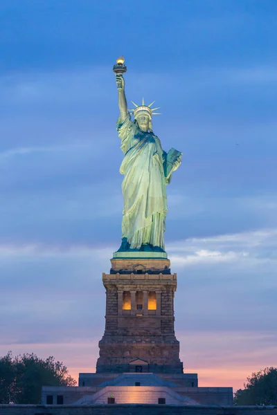 Szabadság-szobor alkonyatkor, New York City, USA — Stock Fotó