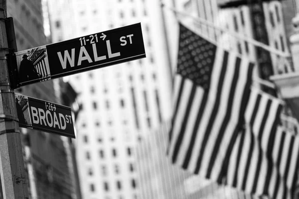 Cartel de Wall Street en Nueva York con banderas estadounidenses y fondo de la Bolsa de Nueva York . — Foto de Stock