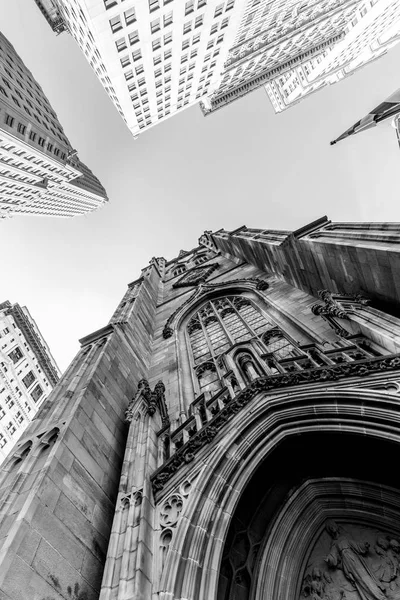 Широкий угол обзора церкви Троицы на Бродвее и Уолл-стрит с окружающими небоскребами, Нижний Манхэттен, Нью-Йорк, США — стоковое фото