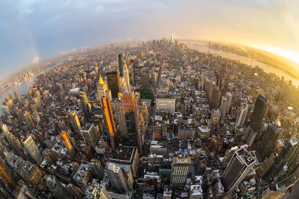 Nova York skyline com arranha-céus de Manhattan no pôr-do-sol tempestuoso dramático, EUA — Fotografia de Stock