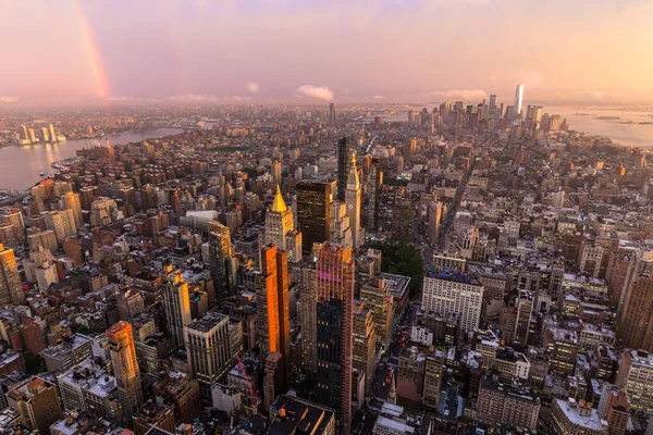 Skyline von New York City mit Manhattan-Wolkenkratzern bei dramatischem stürmischen Sonnenuntergang, USA. — Stockfoto