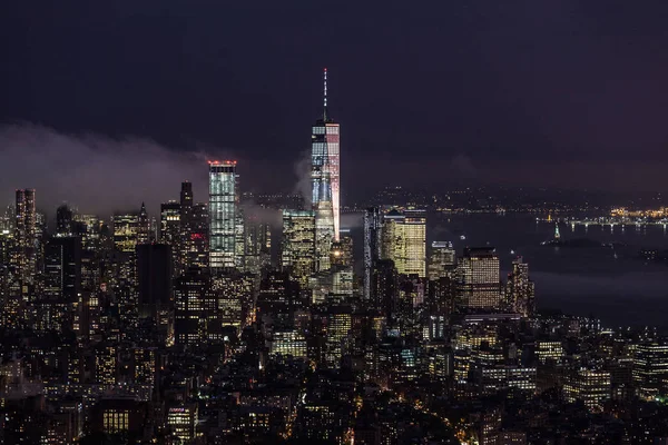 New York City skyline med nedre Manhattan skyskrapor i storm på natten. — Stockfoto